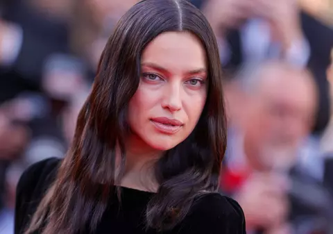 Imagini cu „văduva neagră” de la Cannes 2025. Fotomodelul s-a adaptat noului cod vestimentar, care interzice nuditatea