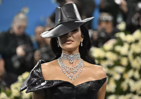Met Gala 2025. Reacția lui Kim Kardashian după ce un agent de securitate a călcat-o pe rochie. Gestul ei, surprins de camerele de filmat