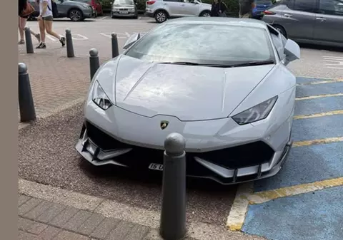 Șofer de Lamborghini, criticat pentru că a parcat pe locul pentru persoane cu dizabilități: replica sa a devenit virală
