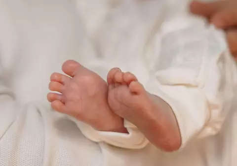 Disperată din cauza alegerilor prezidențiale, o mamă vrea să fie observator la vot cu bebelușul în brațe: „Numai să scăpăm de visul ăsta urât”