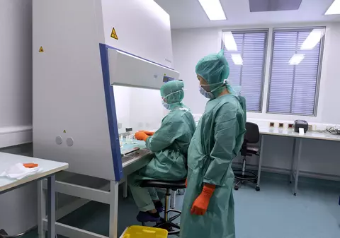 Ne descălțăm sau nu la intrare? 96% dintre pantofi poartă bacterii întâlnite frecvent în materiile fecale