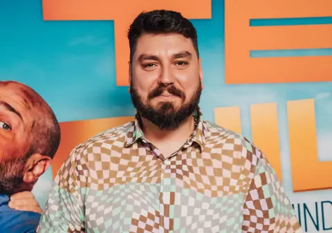 Mesajul lui Cosmin Nedelcu Micutzu înainte de dezbaterea electorală online dintre Nicușor Dan și George Simion. El o moderează: „Nu am luat absolut niciun ban”