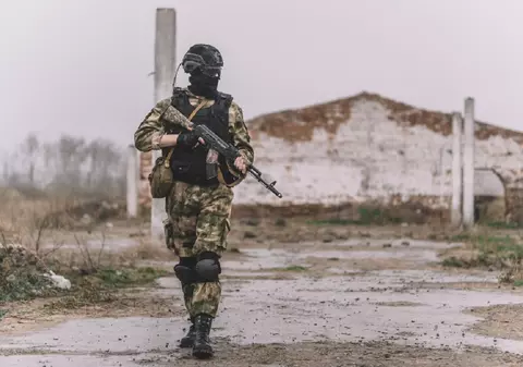 Ce înseamnă când visezi uniformă militară