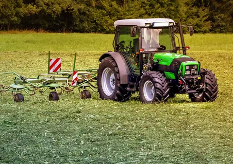 Avantajele utilizării mini tractoarelor în ferme mici