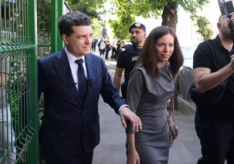 Cum a apărut Mirabela Grădinaru la secția de votare. L-a ținut de mână pe Nicușor Dan și a fost numai cu zâmbetul pe buze