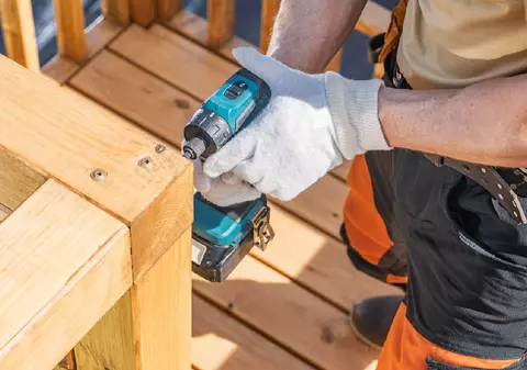 Meseriașii „fantomă” care iau banii clienților și dispar fără să facă nimic, din ce în ce mai des întâlniți: „Își schimbă cartelele, numerele de telefon”