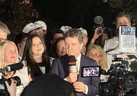 Nicușor Dan și susținătorii au așteptat rezultatele intermediare în Parcul Cișmigiu. Candidatul și-a făcut loc spre scena improvizată mai mult împins