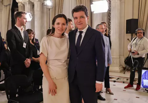 Gestul făcut de Mirabela Grădinaru față de Nicușor Dan în culisele dezbaterii electorale de la TVR. Momentul a fost surprins de fotograful Libertatea