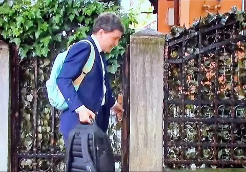 Nicușor Dan a ieșit din casă cu ghiozdanul copiilor, în ziua în care devine președintele României