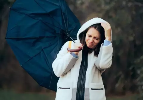 Cod galben de vânt și vreme rea așteptată în următoarele zile. Meteorologii ANM anunță averse și descărcări electrice