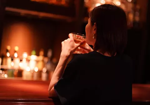 Femeile beau mai mult și decesele cauzate de alcool sunt mai dese decât la bărbați, arată un studiu care îi îngrijorează pe medici