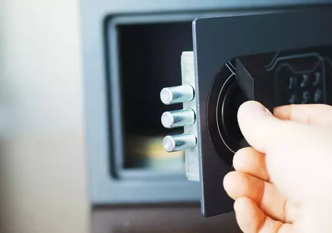 O româncă a furat „cutia magică” de 54 de kg în care erau 170.000 de euro, din casa bătrânei pe care o îngrijea, în Austria