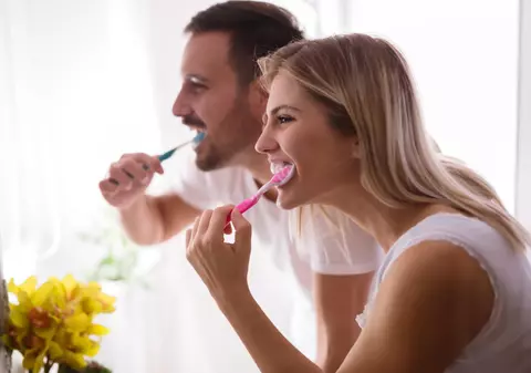 Greșeala făcută de majoritatea oamenilor imediat după ce se spală pe dinți. Avertismentul unui stomatolog