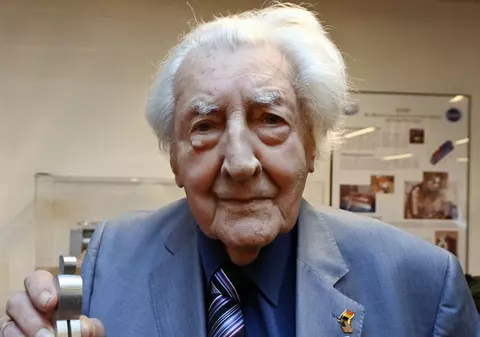 Paul Van Hoeydonck a murit. Autorul primei opere de artă de pe Lună avea 99 de ani