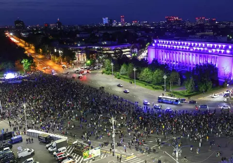 Miting pro Europa în București de Ziua Europei pentru susținerea apartenenţei la UE. Lumea a cântat „Imnul golanilor” și „Insieme”. Câți oameni au fost