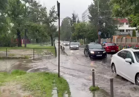 Ploaia puternică i-a făcut pe șoferii din București să-și avertizeze colegii de trafic despre străzile inundate. Ce zone ar trebui evitate