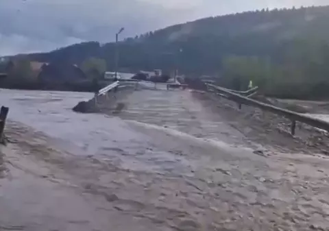 1.800 de oameni din trei sate din Bacău, izolați după ce podul peste Trotuș a fost luat de ape