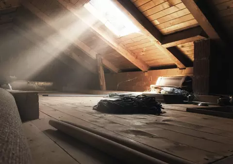 Comoara de peste 200.000 de euro găsită în podul unei case după aproape 90 de ani