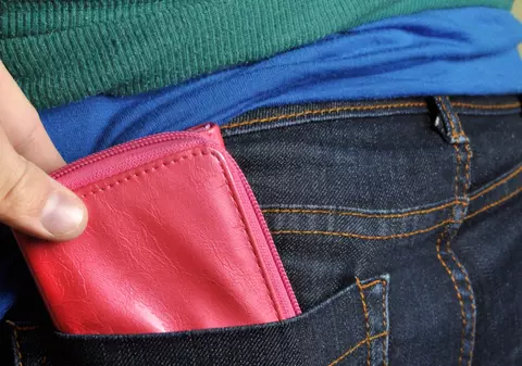 Metoda „îmbrânceala”, una dintre cele mai întâlnite tactici ale hoților de buzunare, revine. Cum funcționează și unde este folosită