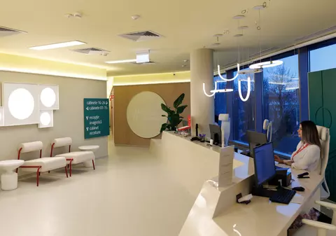 Pacienții români vor să fie ascultați. Cum se transformă o rețea medicală când ține cont de părerile pacienților