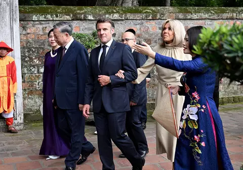 Macron, surprins strângând pumnul după ce Brigitte l-a bruscat. Un expert în limbajul corporal contrazice explicațiile președintelui