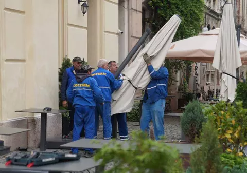 Primăria Timișoara a început să ridice terasele neautorizate amplasate în centrul orașului