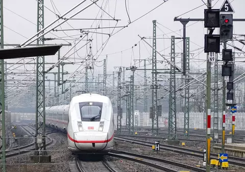 Pentru un român s-a oprit tot traficul într-o gară germană și au întârziat 17 trenuri: „Idiotul de pe șine”