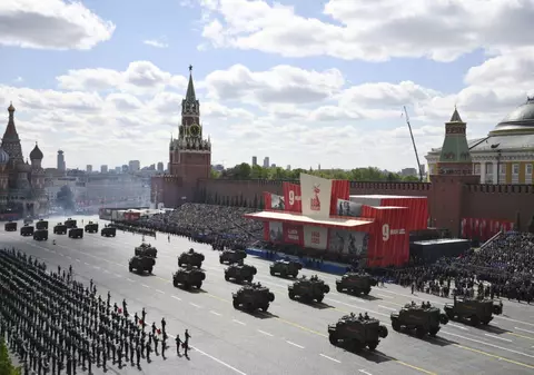Un actor american și un celebru regizor de film au participat la parada militară de Ziua Victoriei de la Moscova
