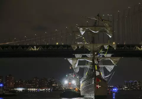 O navă-școală a marinei mexicane a lovit podul Brooklyn din New York. Cel puțin 2 persoane au murit