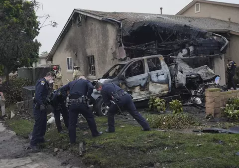 Un avion s-a prăbușit într-un cartier din San Diego. „Mai multe case au fost lovite direct”