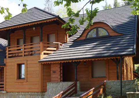 Roca vulcanică și confortul termic: cum te ajută un acoperiș să plătești mai puțin la energie