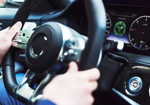 Un român a vândut două Mercedesuri de lux a doua zi după ce le-a închiriat, în Elveția, apoi a dat vina pe un polițist misterios