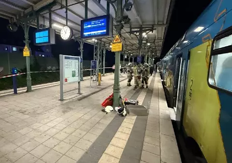 Tren evacuat după ce un pasager a scăpat căștile și și-a blocat mâna sub scaun când încerca să le găsească. Bărbatul, salvat de 11 pompieri