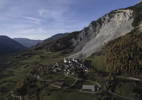 Doi români au crezut că nu-i prinde nimeni când jefuiesc casele dintr-un sat complet evacuat, în Elveția