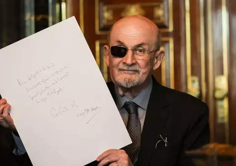 25 de ani de închisoare pentru autorul tentativei de asasinare a lui Salman Rushdie. În urma atacului, scriitorul a rămas orb la ochiul drept