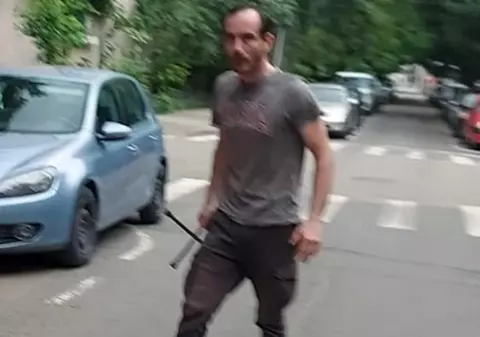 Un șofer a luat la bătaie un polițist și un jandarm aflați în timpul liber, furios că i-au atras atenția că a încălcat o regulă de circulație, pe o stradă din Timișoara