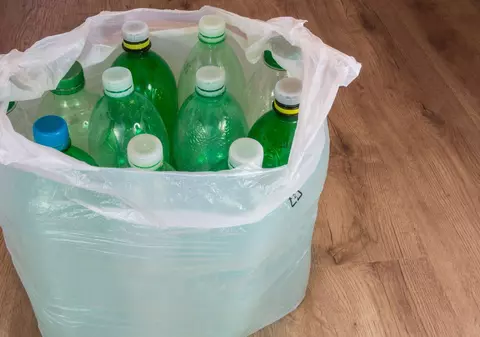 Bărbat din Cluj, revoltat după ce o femeie l-a „scăpat” de o pungă cu PET-uri: „A luat fără să întrebe pe nimeni”