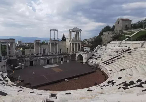 Cel mai vechi oraș din Europa se află la mai puțin de 400 de kilometri de București. Ce poți vizita