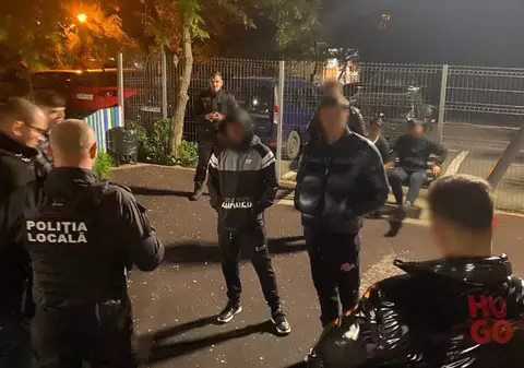 Polițiștii din București i-au obligat pe tineri să măture în parcuri după ce au făcut covoare de mucuri de țigară și coji de semințe: „Nu acceptăm așa ceva”