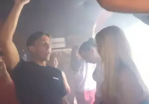 Politicienii și părinții nu mai suportă autobuzele de noapte, în Norvegia. Absolvenții fac partyuri săptămâni întregi în ele, înainte să încheie toate examenele