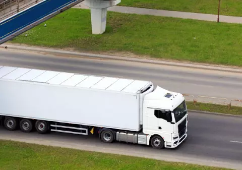 Un șofer român și-a parcat TIR-ul sub un pod de pe care un tânăr era gata să sară, în Italia