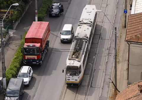 Un pieton a fost lovit de tramvai în București, în zona Piața Obor. Circulația pe liniile 1 și 10 este blocată