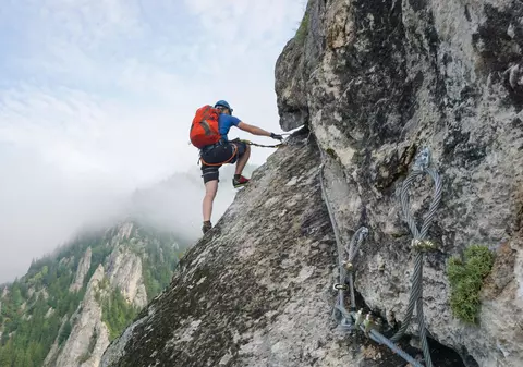 Un alpinist american a supraviețuit unei căderi de 120 de metri și a reușit să ceară ajutor, deși avea hemoragie internă