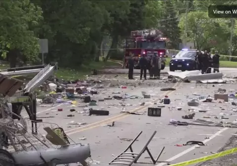 Momentul în care un camion a explodat în mijlocul străzii, în SUA: „Am crezut că sunt artificii” | VIDEO