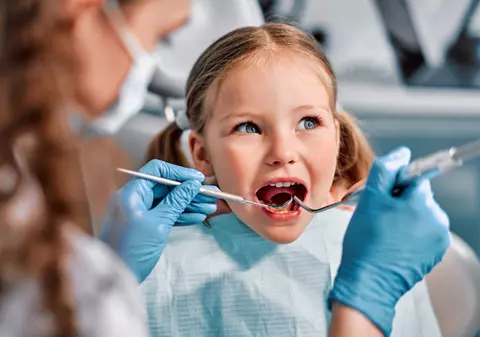 Un fals stomatolog le-a scos dinții pacienților săi cu proceduri învățate de pe net și a adunat 185.000 de euro. Ce pedeapsă riscă