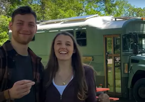 Un cuplu a transformat un autobuz școlar într-o casă superbă pe roți, echipată cu garderobă, duș și două zone de lucru separate