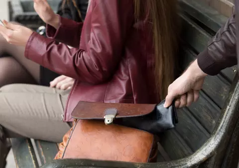 Indivizi dubioși care acționează în grup fură colete, genți, sacoșe sau orice alt obiect nesupravegheat, în Cluj