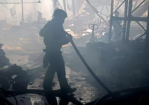 O stație de cale ferată din Cernăuți a fost făcută scrum după ce a fost lovită de resturi de drone rusești