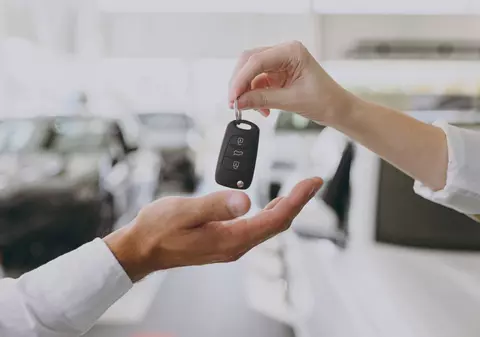 Șoferii românii care așteaptă vara să-și cumpere o mașină second hand pot face economii semnificative