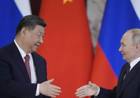 Vladimir Putin și Xi Jinping își reînnoiesc „prietenia”, se declară de partea „adevărului istoric” și se angajează să facă front comun împotriva Statelor Unite